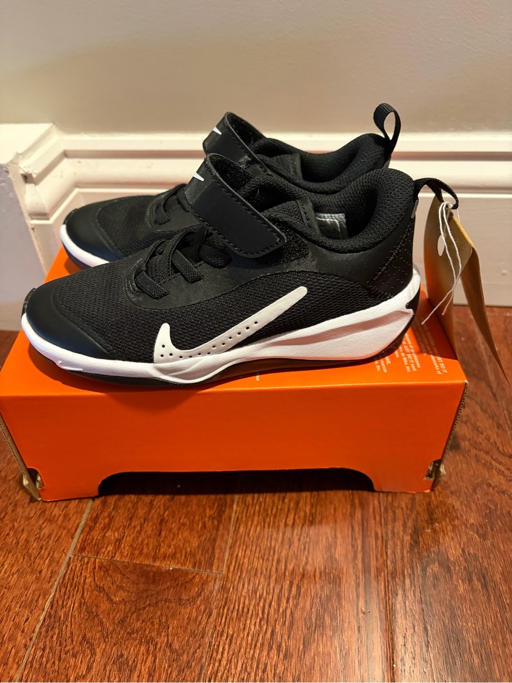 Nike Kids Black and White Velcro Sneaker (Size 11)
